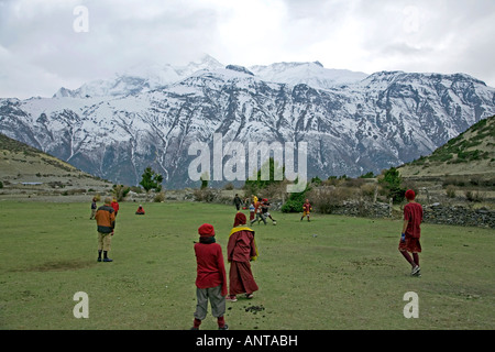 Les moines étudiants jouant au football. Près de Ngawal village. Circuit de l'Annapurna trek. Le Népal Banque D'Images