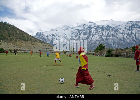 Les moines étudiants jouant au football. Près de Ngawal village. Circuit de l'Annapurna trek. Le Népal Banque D'Images