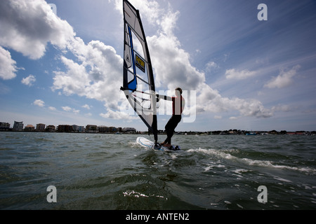 Des cours de PLANCHE À VOILE AU SANDBANKS DORSET Banque D'Images