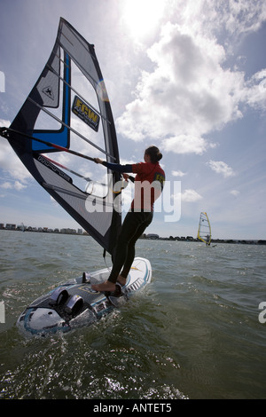 Des cours de PLANCHE À VOILE AU SANDBANKS DORSET Banque D'Images