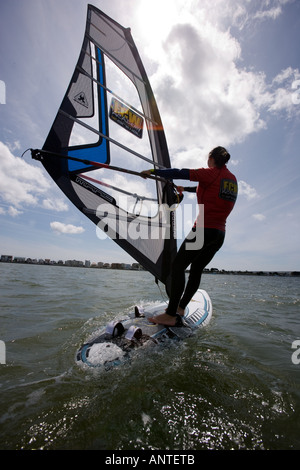 Des cours de PLANCHE À VOILE AU SANDBANKS DORSET Banque D'Images