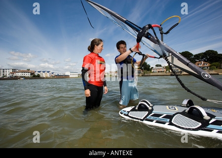 Des cours de PLANCHE À VOILE AU SANDBANKS DORSET Banque D'Images