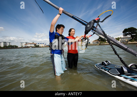 Des cours de PLANCHE À VOILE AU SANDBANKS DORSET Banque D'Images