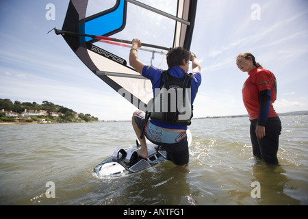 Des cours de PLANCHE À VOILE AU SANDBANKS DORSET Banque D'Images