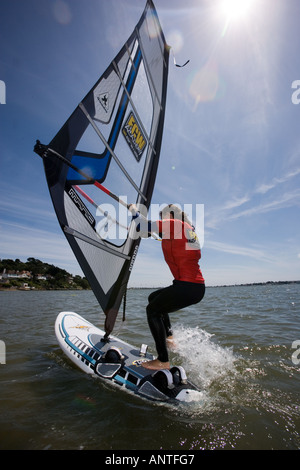 Des cours de PLANCHE À VOILE AU SANDBANKS DORSET Banque D'Images