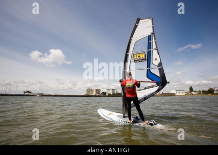 Des cours de PLANCHE À VOILE AU SANDBANKS DORSET Banque D'Images