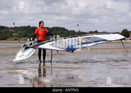 Des cours de PLANCHE À VOILE AU SANDBANKS DORSET Banque D'Images