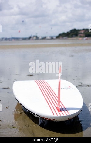 Des cours de PLANCHE À VOILE AU SANDBANKS DORSET Banque D'Images