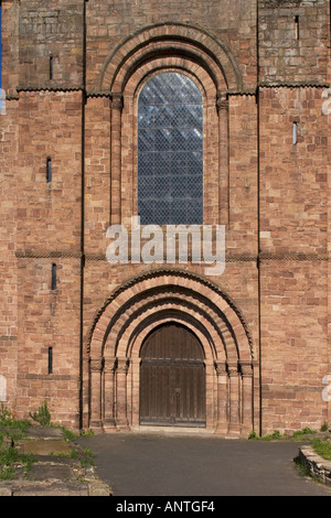 L'Église du Prieuré de Saint Pierre et de Saint Paul Leominster façade Ouest montrant a souligné la fenêtre supérieure portail & tous les 8 chapiteaux romans Banque D'Images