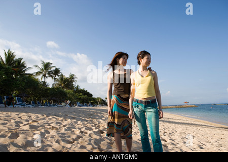Deux jeunes femmes standing on beach Banque D'Images