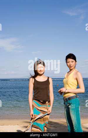 Deux jeunes femmes standing on beach Banque D'Images