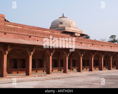 Cloître du 16ème siècle dans la ville abandonnée de victoire construit à partir de grès rouge à Fatehpur Sikri Uttar Pradesh Inde Asie Banque D'Images