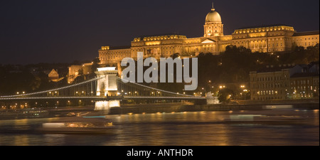 Pont des Chaînes sur le Danube et le Palais Royal sur la colline du château à Budapest de nuit Banque D'Images