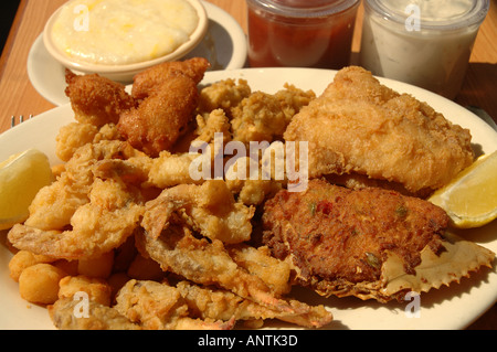 Plateau de fruits de mer de Floride Grits Sauces Banque D'Images