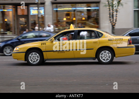 Une ville américaine yellow cab, cruisng les rues d'Indianapolis à la recherche d'un tarif Banque D'Images