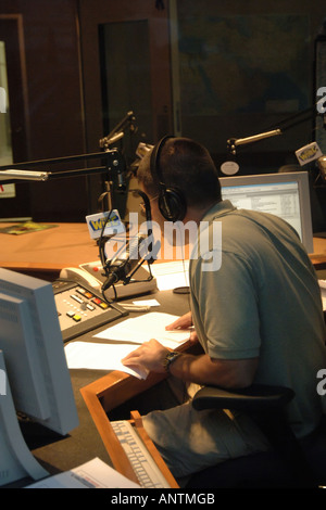 La station de radio presenter au travail en gardant son public heureux tandis qu'à l'air Banque D'Images