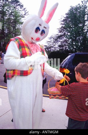 Lapin de Pâques Printemps garçon enfant Fairfax Virginia USA Banque D'Images