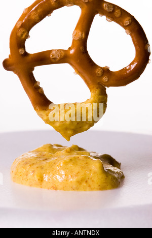 Un bretzel tordues au four avec une trempette à la moutarde au raifort Banque D'Images