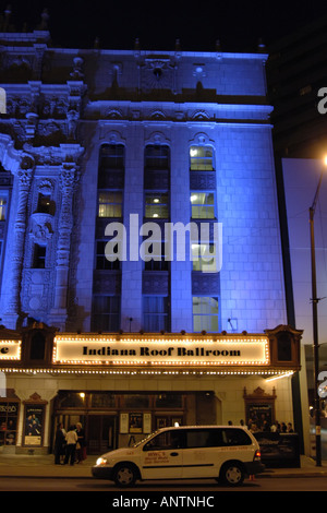 L'Indianapolis Repertory Theatre éclairées par des lumières bleues dans la nuit