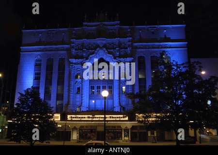 L'Indianapolis Repertory Theatre éclairées par des lumières bleues dans la nuit