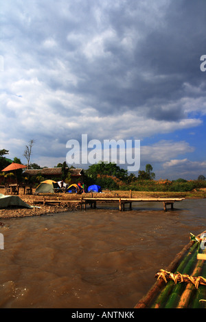 Les touristes configurer l'tentes à côté de la rivière de Pai Mae Hong Son, Thaïlande Banque D'Images