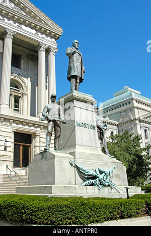 L'Oliver Morton P à l'extérieur de la statue Indiana State Capitol building, Indianapolis, IN Banque D'Images