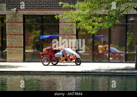 Family having fun sur un tandem pour quatre dans le parc d'Indianapolis, Indiana en Banque D'Images