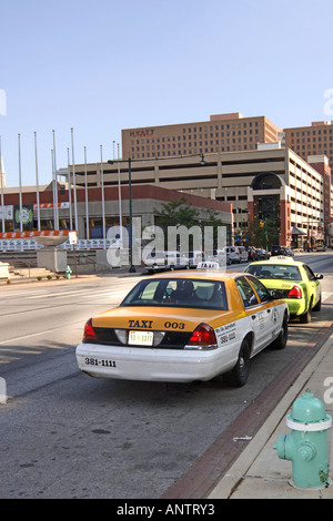 Des taxis stationnés en bordure de la rue en attente de tarifs dans une ville américaine Banque D'Images