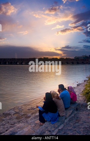 Les gens se détendre au bord de la rivière et pont Khajou Esfahan Iran Banque D'Images