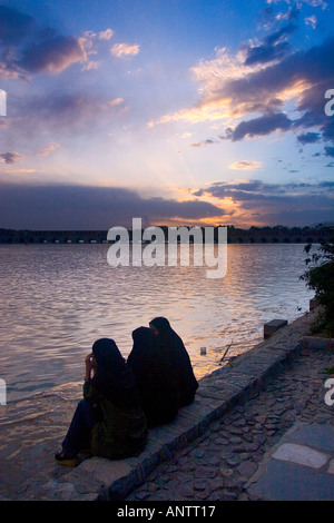 Les gens se détendre au bord de la rivière et pont Khajou Esfahan Iran Banque D'Images