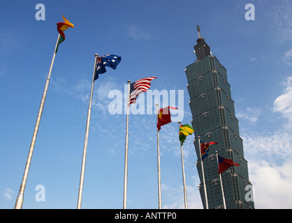 Drapeaux au vent à l'extérieur de l'édifice le plus ancien du monde, Taipei 101 Banque D'Images