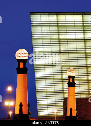 Les lumières À CARNIVAL CENTRE KURSAAL par Rafael Moneo ET PROMENADE ZURRIOLA À DONOSTIA SAN SEBASTIAN CITY GUIPUZCOA EUSKADI ESPAGNE Banque D'Images