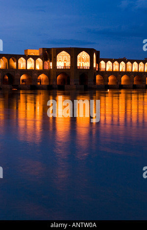 Le magnifique pont Khajou et rivière au crépuscule Esfahan Iran Banque D'Images