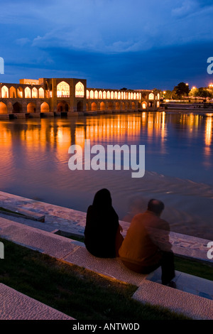 Les gens se détendre au bord de la rivière et pont Khajou Esfahan Iran Banque D'Images