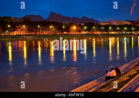 Les gens se détendre au bord de la rivière et pont Khajou Esfahan Iran Banque D'Images