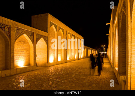 Les gens se détendre au bord de la rivière et pont Khajou Esfahan Iran Banque D'Images