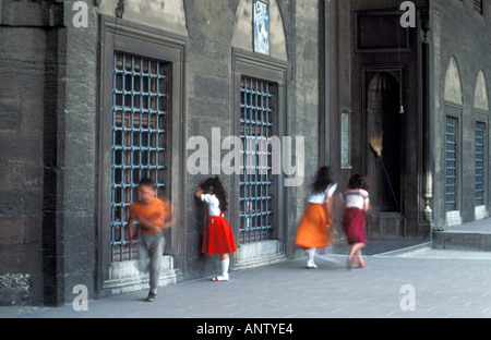 Enfants jouant à cache-cache dans la mosquée de Piyale Pacha Istanbul Turquie Banque D'Images