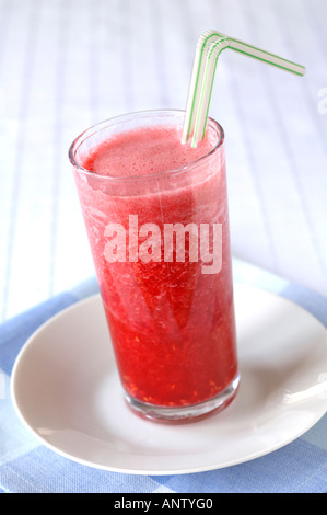 Smoothie aux framboises et canneberges avec pailles Banque D'Images