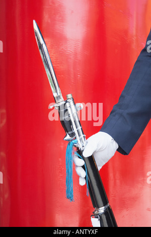 Close Up of Soldier Holding Rifle Banque D'Images