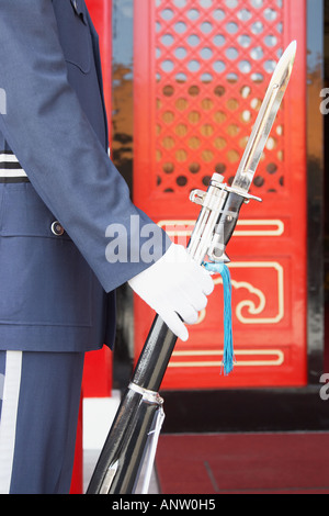 Close Up of Soldier Holding Rifle Banque D'Images