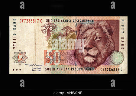 Une cinquante d'Afrique du Sud rand remarque sur un fond noir. Banque D'Images