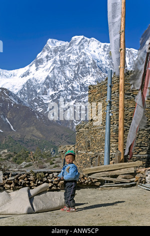 Enfant et l'Annapurna III (7555m). Ngawal village. Circuit de l'Annapurna trek. Le Népal Banque D'Images