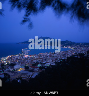 Crépuscule sur le centre de la ville de Zakynthos avec Platia Dimokratias Marku Agiu Platia Solomu à gauche l'île de Zakynthos, les îles Grecques Banque D'Images