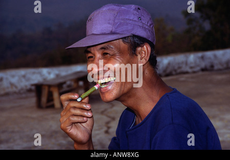 Un Cheroots-Burmese homme fumeur de cigares. Hsipaw, Shan State, Myanmar (Birmanie). Banque D'Images