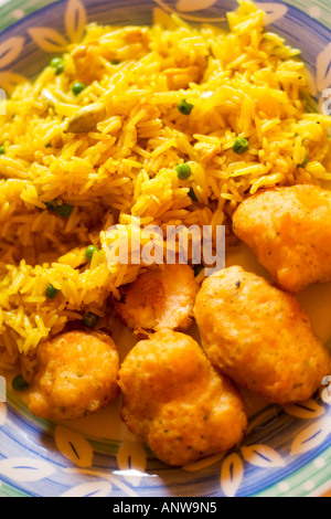 Une assiette de riz pilaf indien avec pakora's Banque D'Images