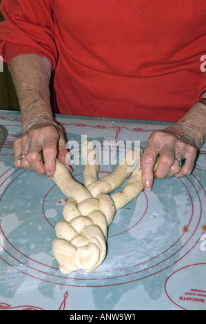 Femme âgée tressage Finn bun pâte Grand Sudbury (Ontario) Banque D'Images