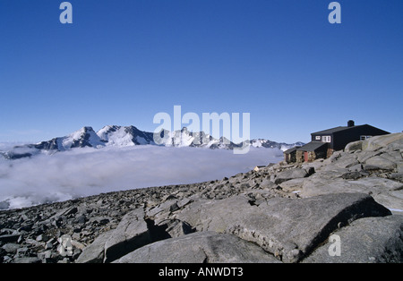 Refuge de montagne sur le Fannaråken, et derrière les sommets Hurrungane, Jotunheimen, Norvège Banque D'Images