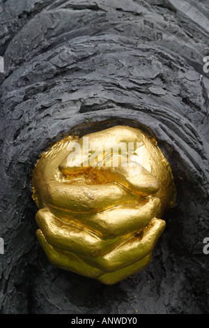 La Sentinelle sculpture par Philip Jackson détail close up de mains d'or Banque D'Images