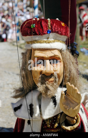Roi marionnette brandit , festival chevalier Kaltenberger, Ritterspiele Kaltenberg, Haute-Bavière, Allemagne Banque D'Images