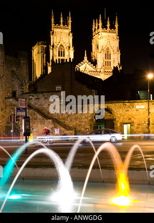 La cathédrale de York, avec fontaine colorée Banque D'Images